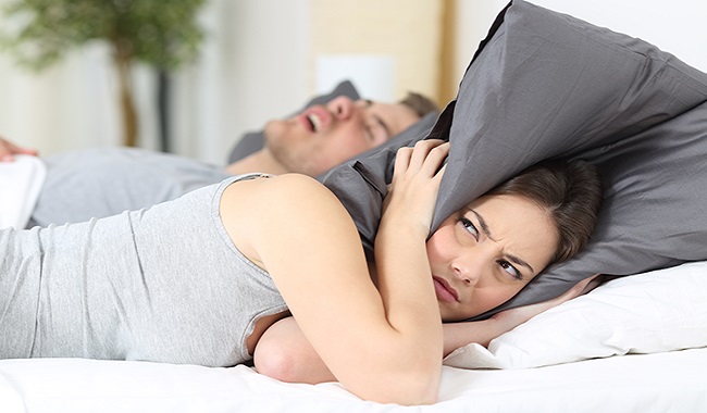 खर्राटों से परेशान हैं तो  इन आसनों से ठीक हो सकती है आपकी आदत